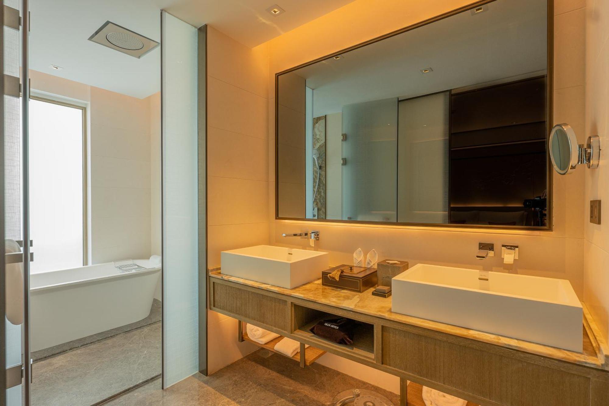 Howard Johnson Plaza By Wyndham Blue Bay Sihanoukville Extérieur photo